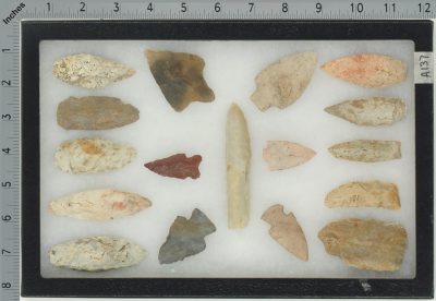 A137 ASSORTMENT OF 17 ARROWHEADS AND SPEAR POINTS