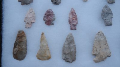 A43 GROUPING OF 24 SPEAR & ARROW POINTS - Image 3